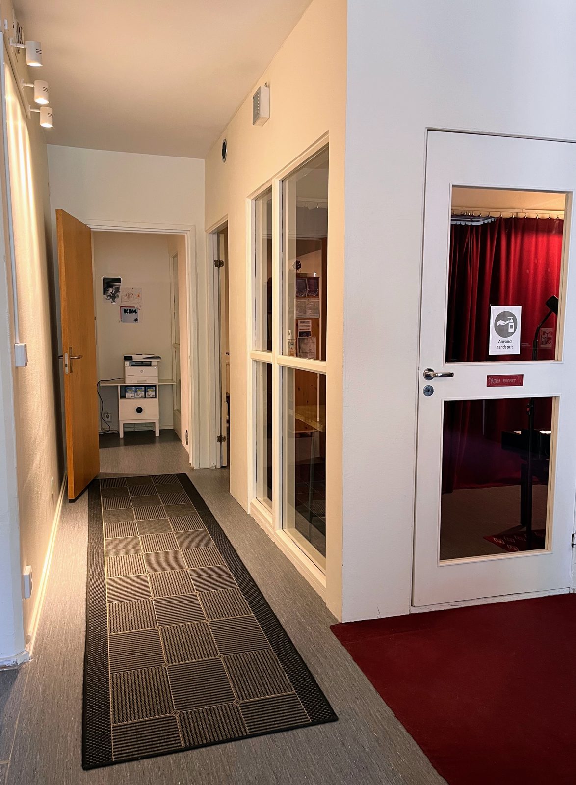 Hall och entré till undervisningsrummen