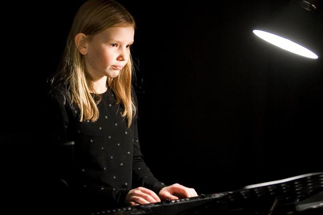 Elev spelar på scen